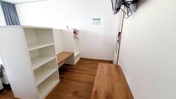 Triple Room | Allergikerbettwaren, Schreibtisch, schallisolierte Zimmer