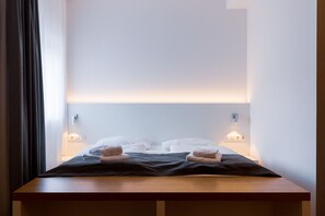 Quadruple Room | Literie hypoallergénique, bureau