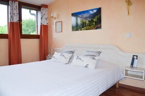 In-room safe, desk, soundproofing, free cots/infant beds - Hotel Restaurant les 3B (Nouilhan)