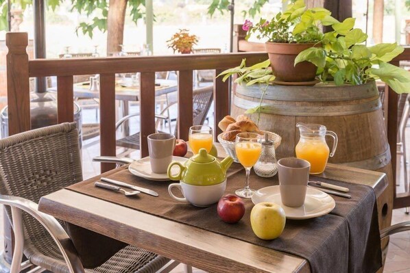 Desayuno buffet (EUR 7 por persona) 