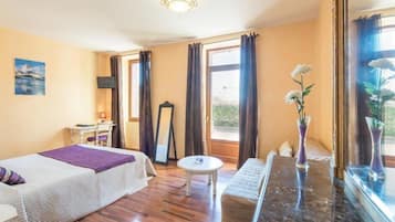 Familiekamer | Een kluis op de kamer, een bureau, geluiddichte muren, gratis babybedden