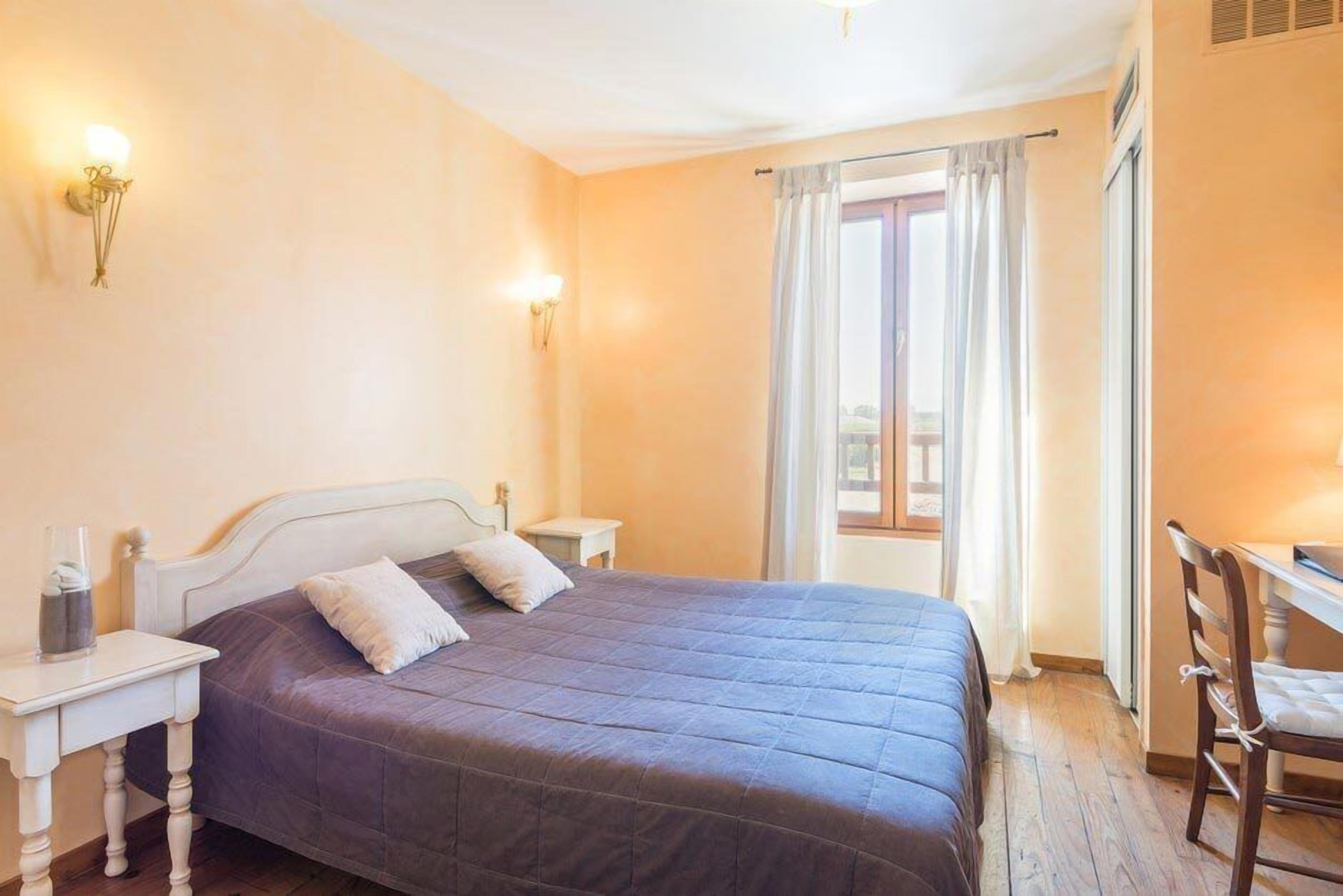 double room | in-room safe, desk, soundproofing, free cots/infant beds