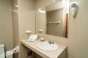 Double Room | Bathroom | Combined shower/tub, free toiletries, hair dryer, towels - Hotel Kenamari  (Cusco)