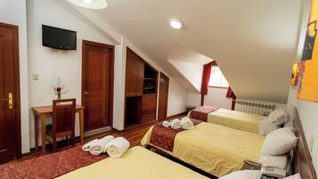 Quadruple Room | In-room safe, laptop workspace, blackout curtains, free WiFi