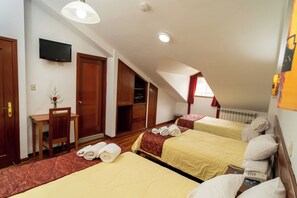 Quadruple Room | In-room safe, laptop workspace, blackout drapes, free WiFi - Hotel Kenamari  (Cusco)