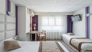 Bureau, fer et planche à repasser, lits bébé (gratuits)