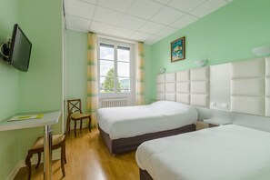 Habitación triple | Escritorio, tabla de planchar con plancha y cunas gratuitas 