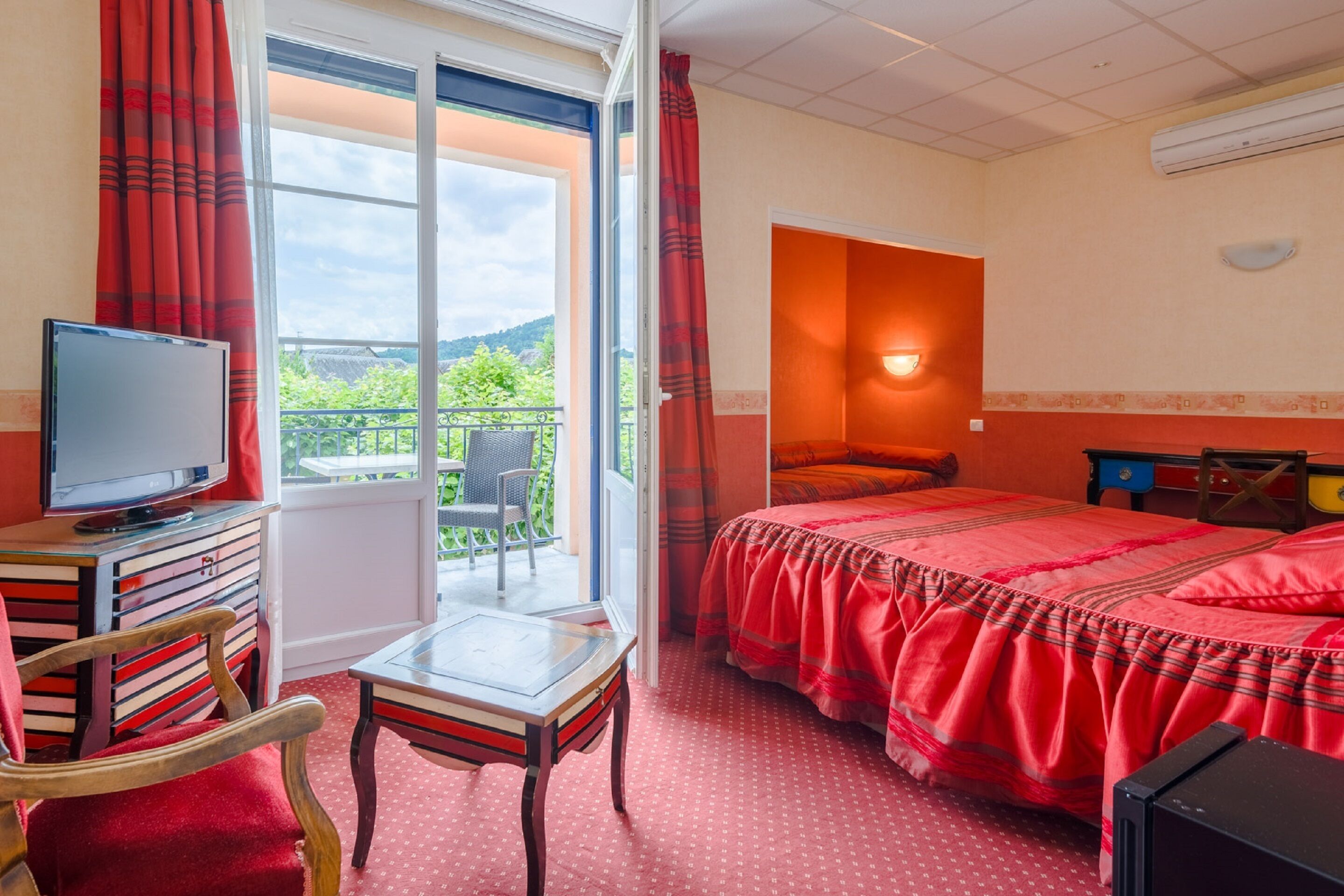 superior double room, bathtub | desk, iron/ironing board, free cots/infant beds, rollaway beds