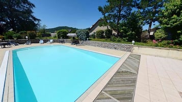 AuĂenpool, geöffnet von 08:00 Uhr bis 22:00 Uhr, LiegestĂŒhle