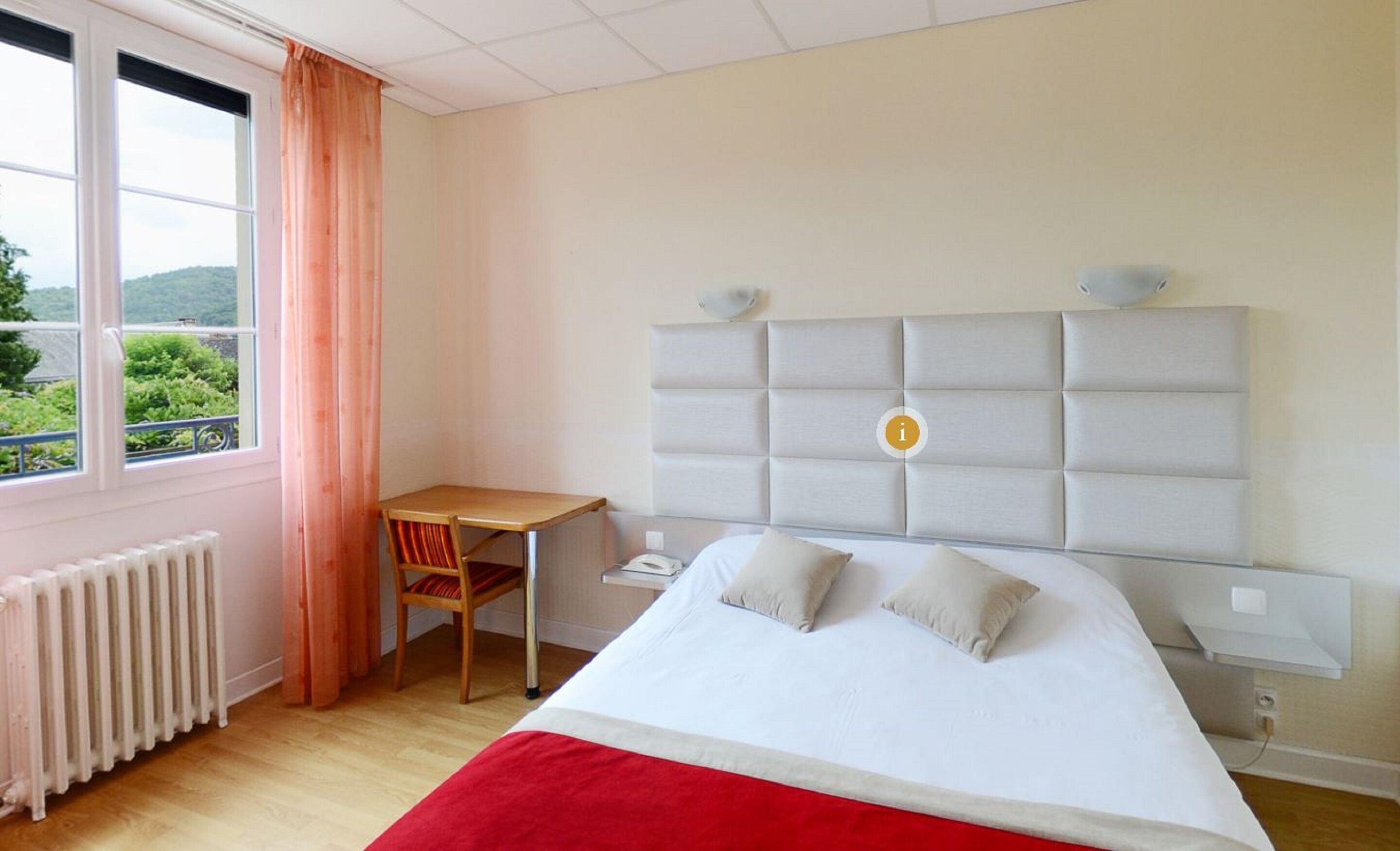 triple room | desk, iron/ironing board, free cots/infant beds, rollaway beds