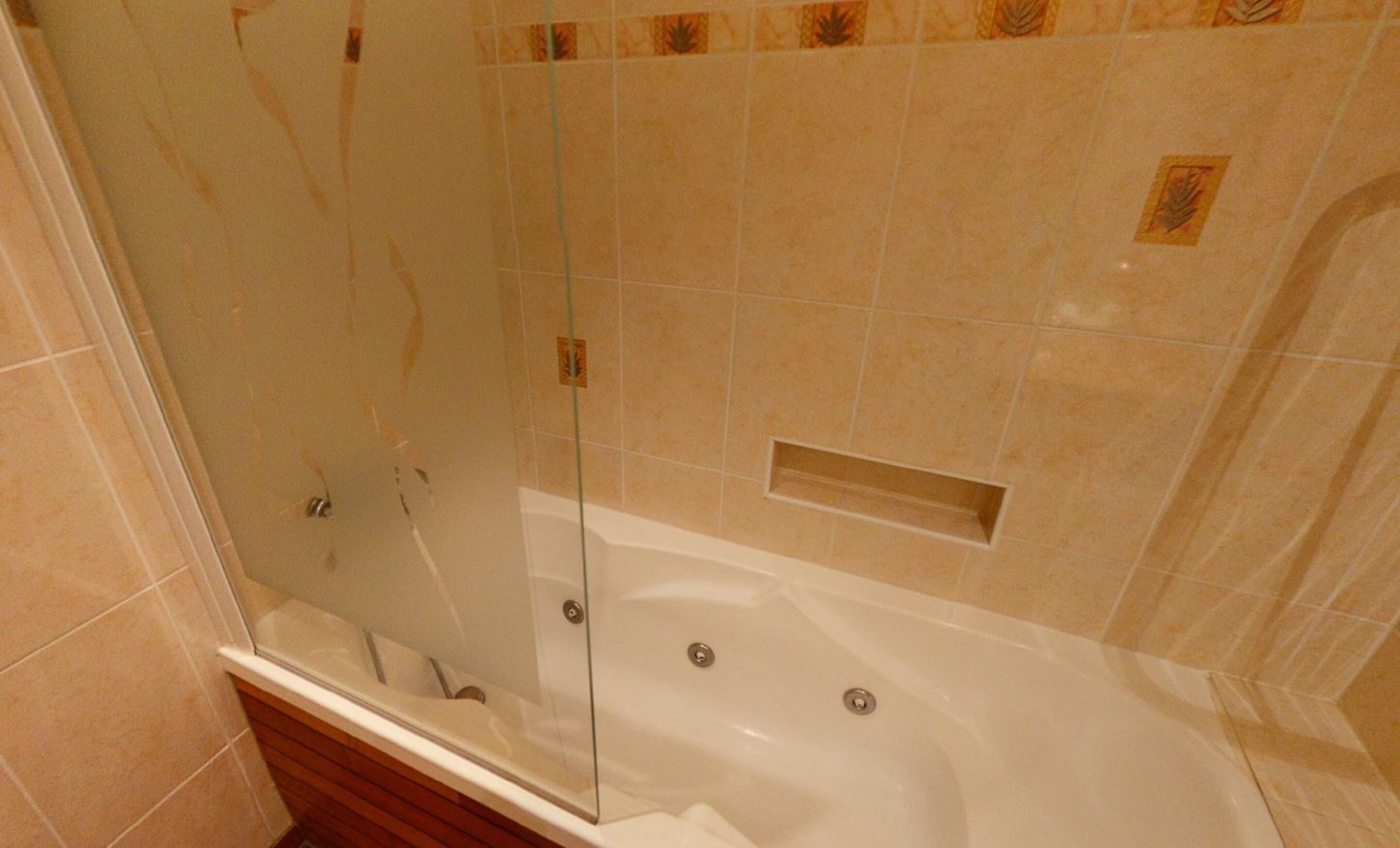 superior double room, bathtub | deep-soaking bathtub