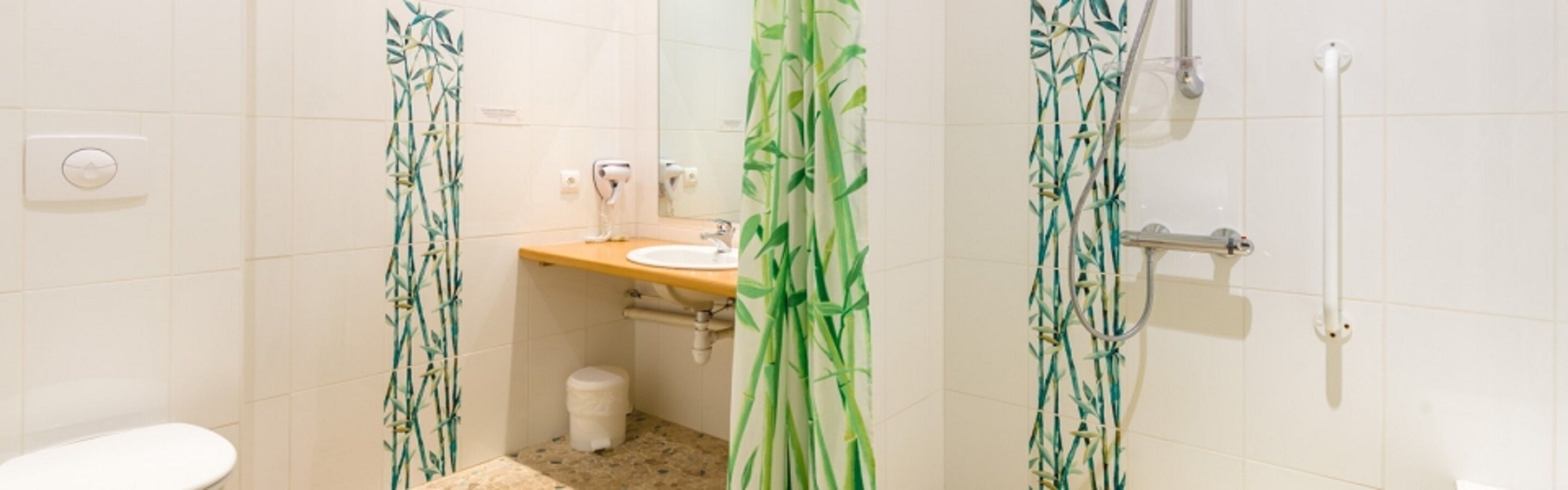 Een badkamer met toilet, wastafel en douche.