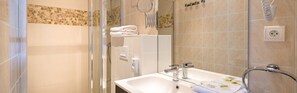 Double Room | Bathroom | Hair dryer, towels - Hotel Le Sablier Du Temps (Argentat-sur-Dordogne)