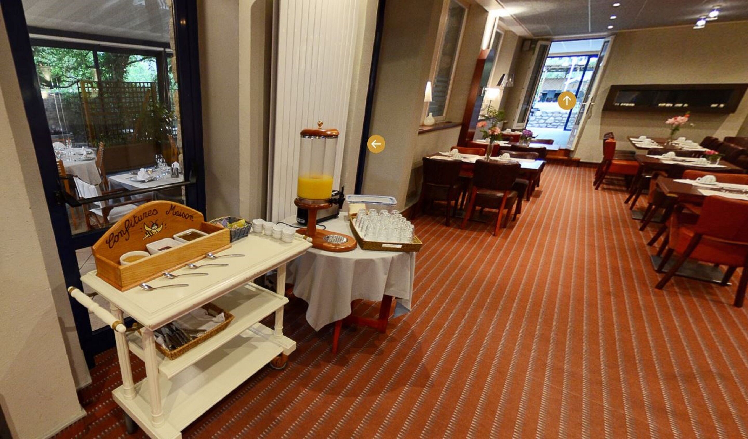 每日供應吃到飽早餐 (每人 EUR10)