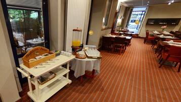 Petit déjeuner buffet (10 EUR par personne)