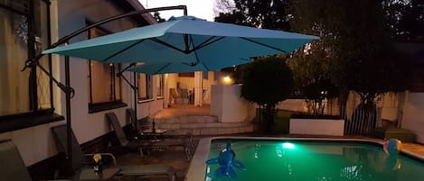 Piscina externa, guarda-sóis, espreguiçadeiras