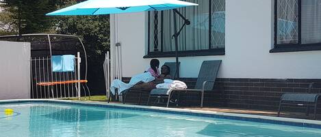 Außenpool, Sonnenschirme, Liegestühle