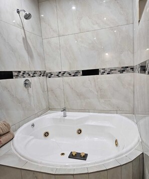 Honeymoon-Suite, 1 Schlafzimmer, Poolblick | Badezimmer | Duschwanne, Komfortbadewanne, Hydromassagedusche