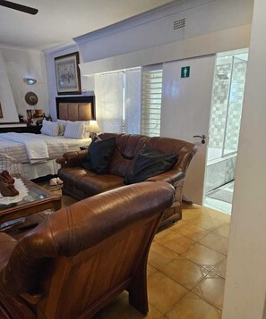 Business-Vierbettzimmer, 1 Schlafzimmer, Balkon, Poolblick | 4 Schlafzimmer, hochwertige Bettwaren, Zimmersafe, Schreibtisch