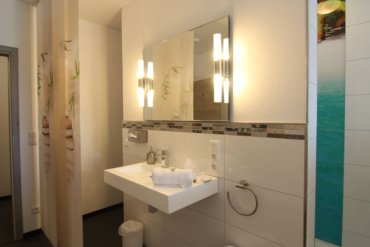 Shower, perlengkapan mandi gratis,  dan handuk