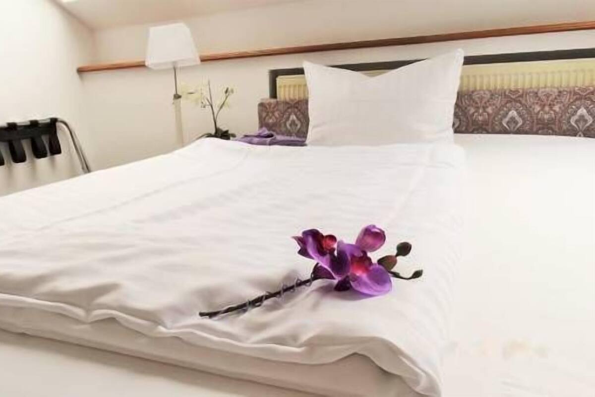 Biancheria da letto di alta qualità, una scrivania, tende oscuranti