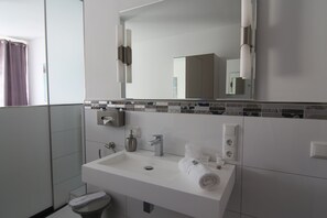 Shower, free toiletries, towels