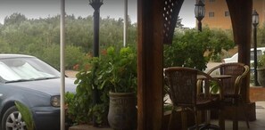 Aperto a colazione, pranzo e cena, cucina locale 