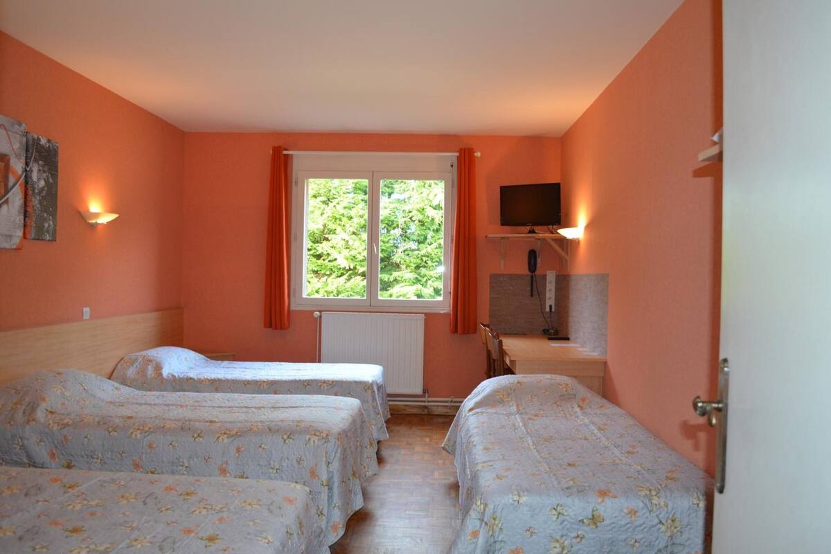 desk, soundproofing, free wifi, bed sheets