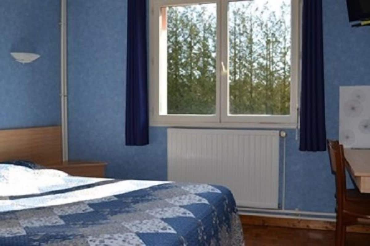 double room | desk, soundproofing, free wifi, bed sheets