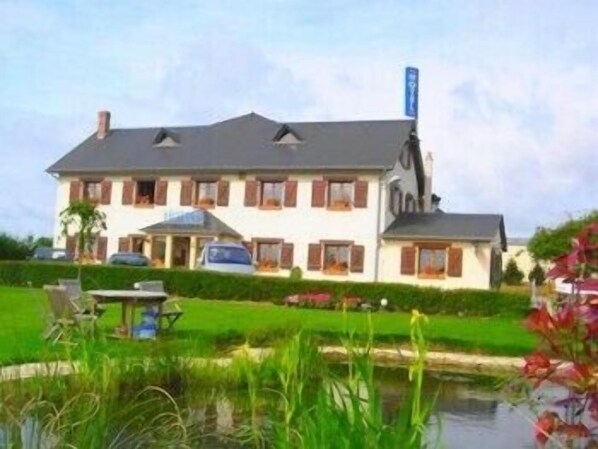 Exterior - Hôtel de Courteilles (Montreuil-l'Argille)