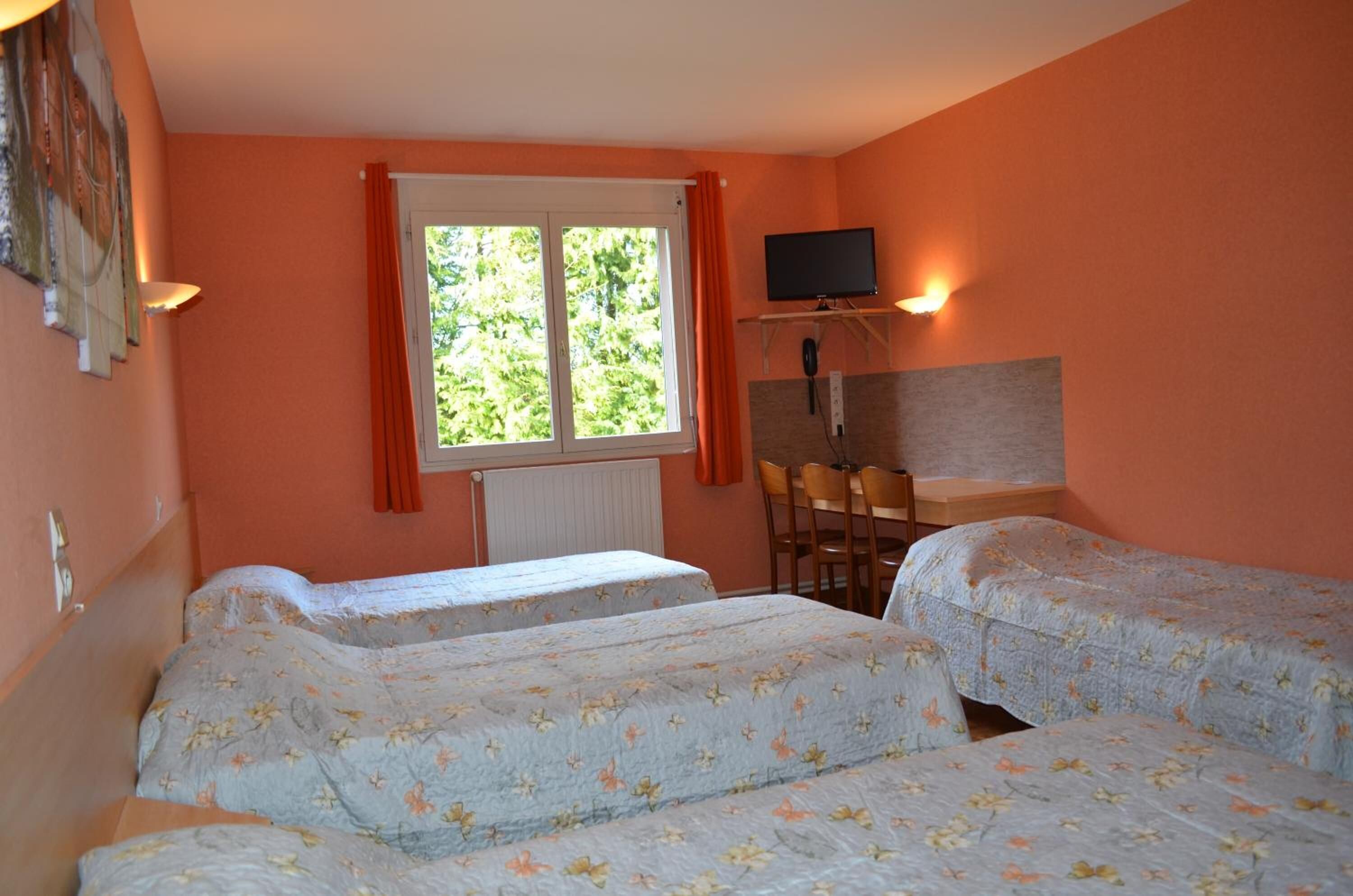 desk, soundproofing, free wifi, bed sheets