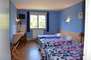 Desk, soundproofing, free WiFi, bed sheets