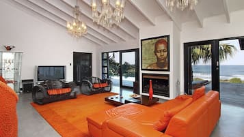 Artist's Retreat Villa | Minibar, in-room safe, soundproofing, free WiFi