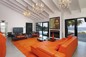 Artist's Retreat Villa | Minibar, in-room safe, soundproofing, WiFi (free)