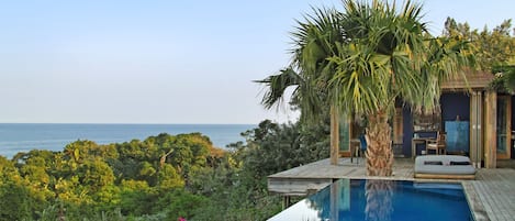 حمّام سباحة خارجي، حمّام سباحة لا متناهي، مظلات على حمّام السباحة