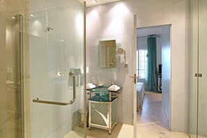 シャワー、バスアメニティ (無料)、ヘアドライヤー、バスローブ