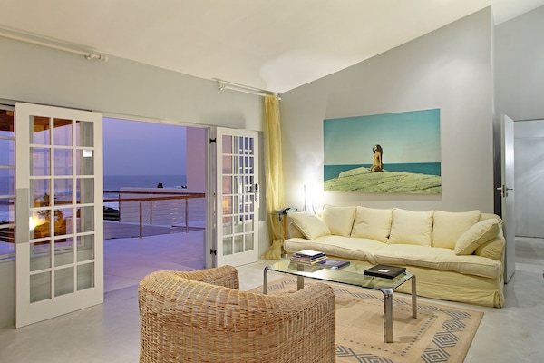 No 1. Senior Suite | Living area | TV