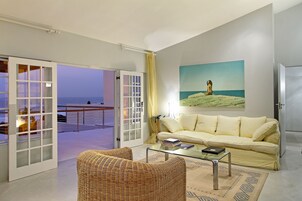 No 1. Senior Suite | Living area | TV