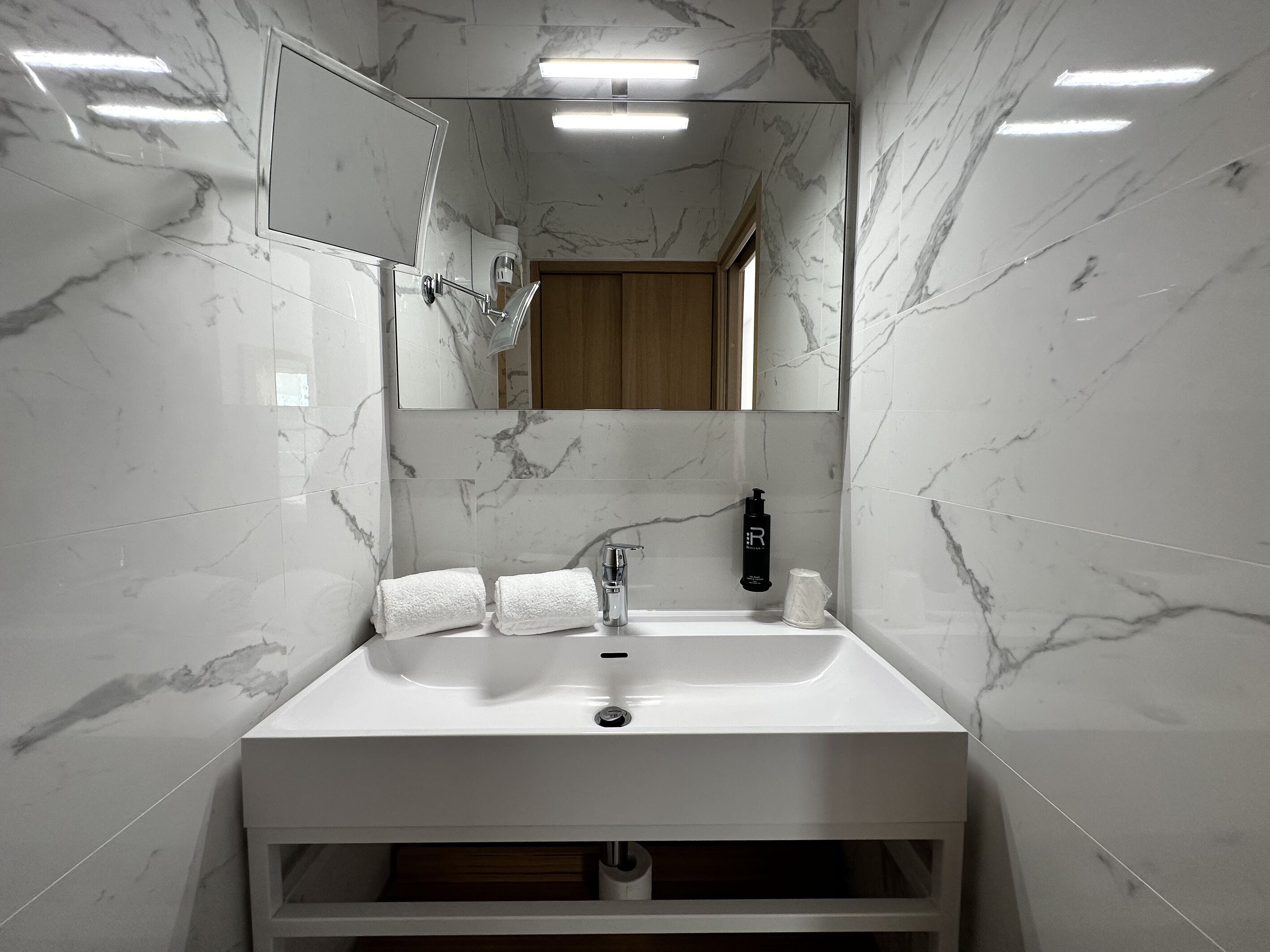 room l - terrasse vue mer - 20m²- lit double / lits jumeaux | bathroom | shower, free toiletries, towels