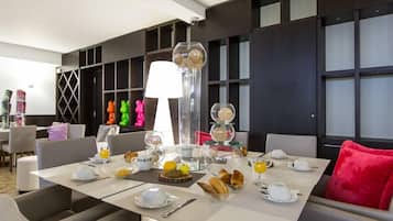 Her gün açık büfe kahvaltı (kişi başı 16 EUR)