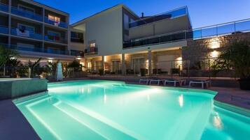 Majoituspaikan julkisivu illalla/yöllä