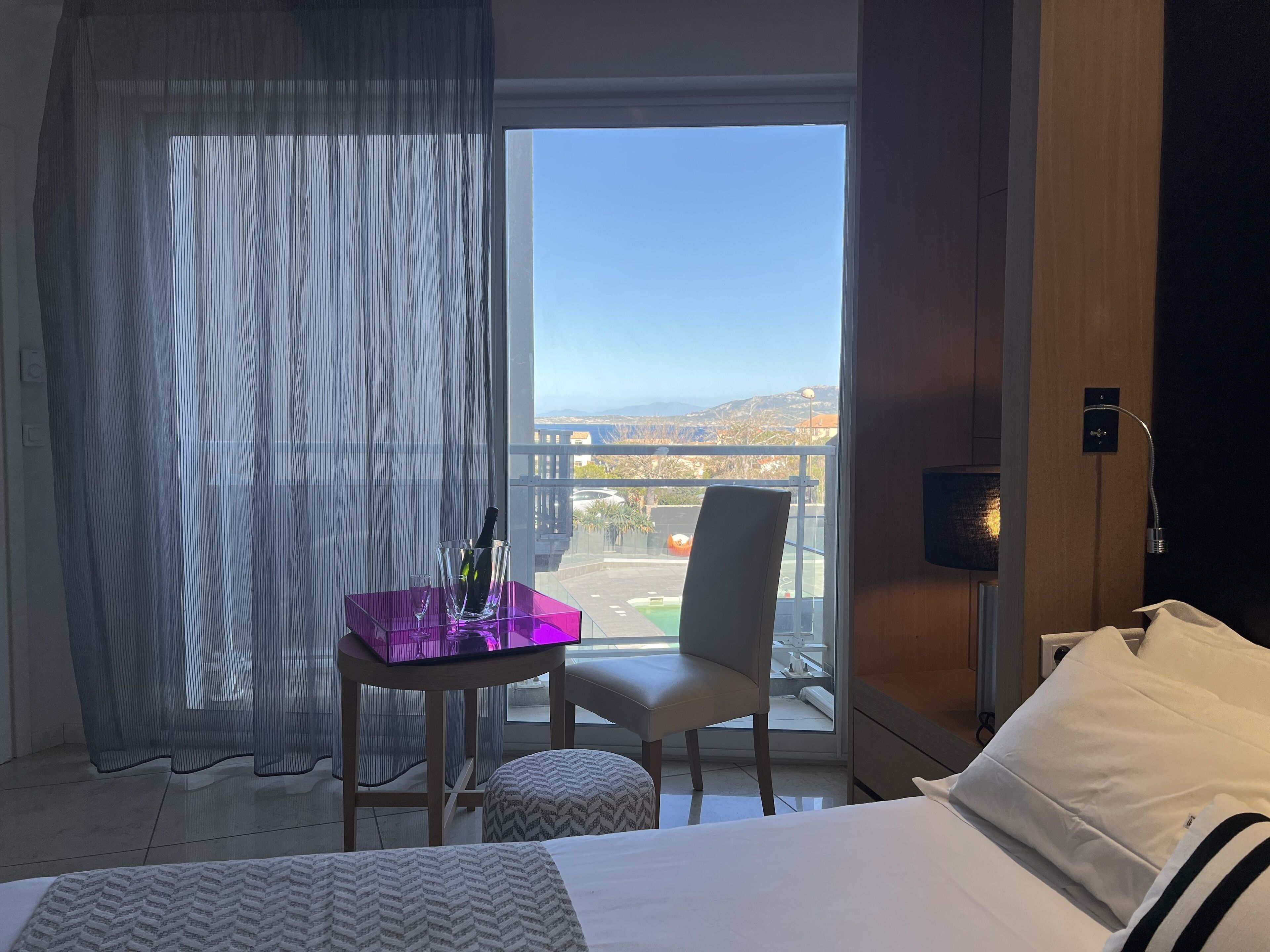 room m - coté piscine -18m² - lit double / lits jumeaux | 1 bedroom, individually furnished, desk, soundproofing