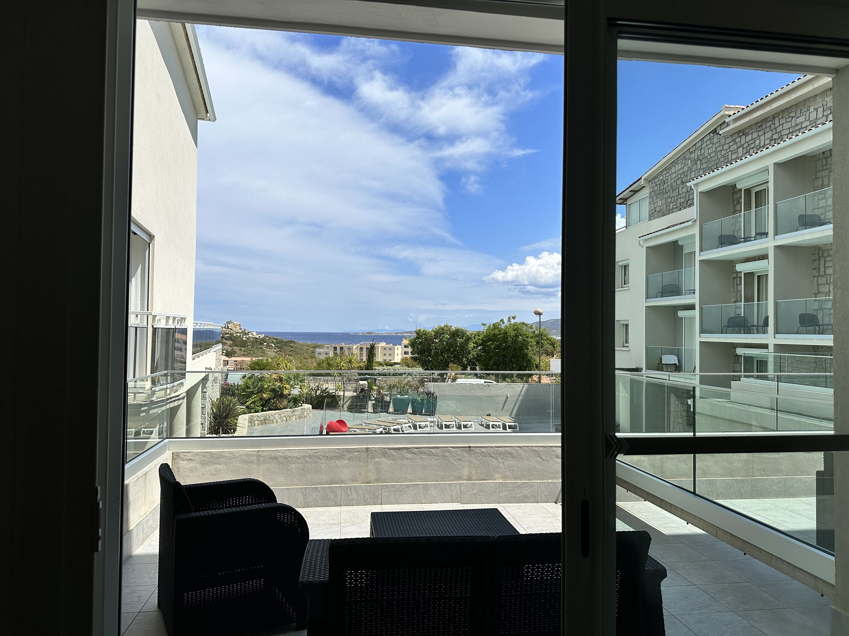 room l - terrasse vue mer - 20m²- lit double / lits jumeaux | terrace/patio