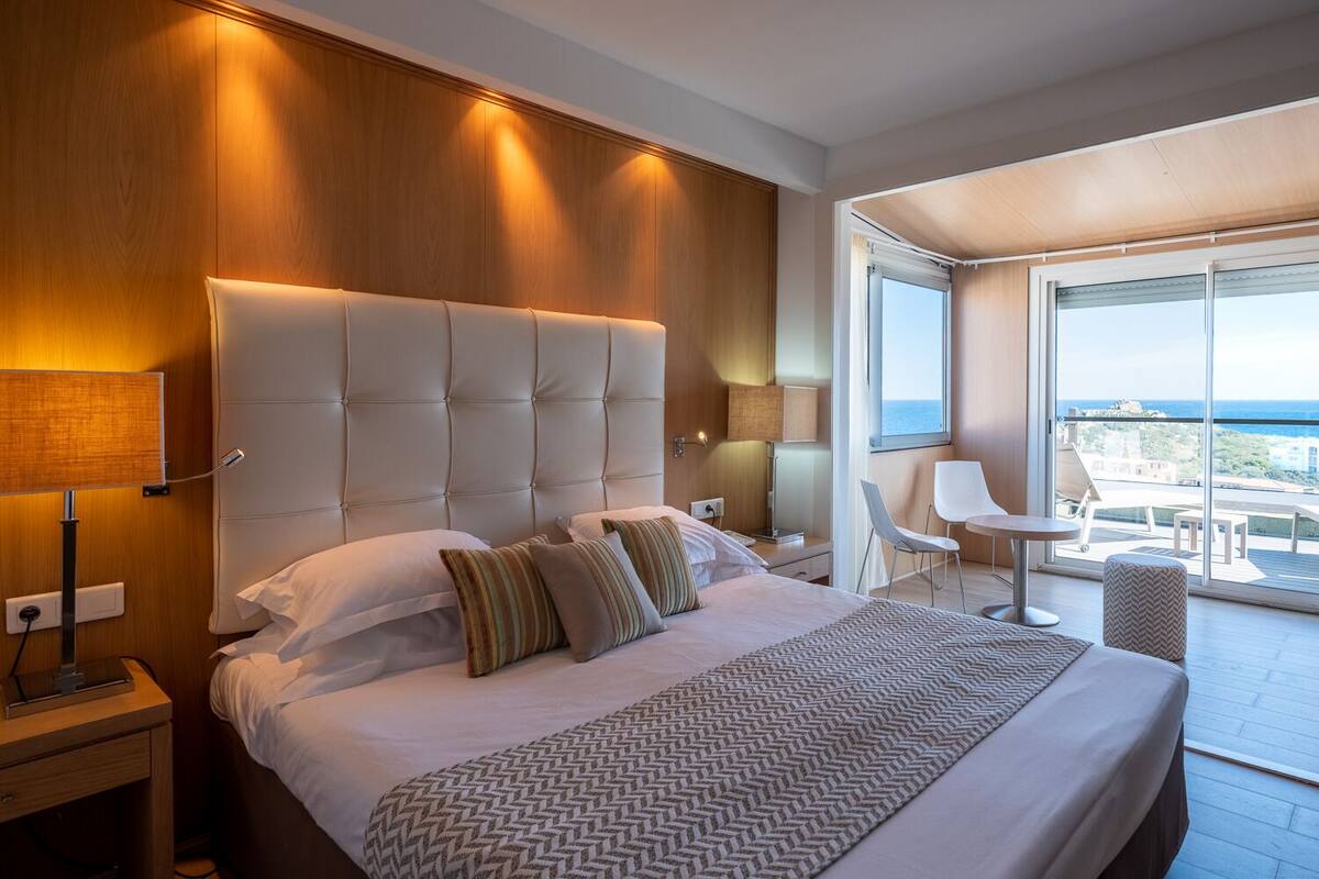 Room L+ sup -Terrasse Vue mer-24 m²- Lit Double / Lits Jumeaux | مكتب وتجهيزات عازلة للصوت ومكواة/لوح كي وواي فاي مجانًا