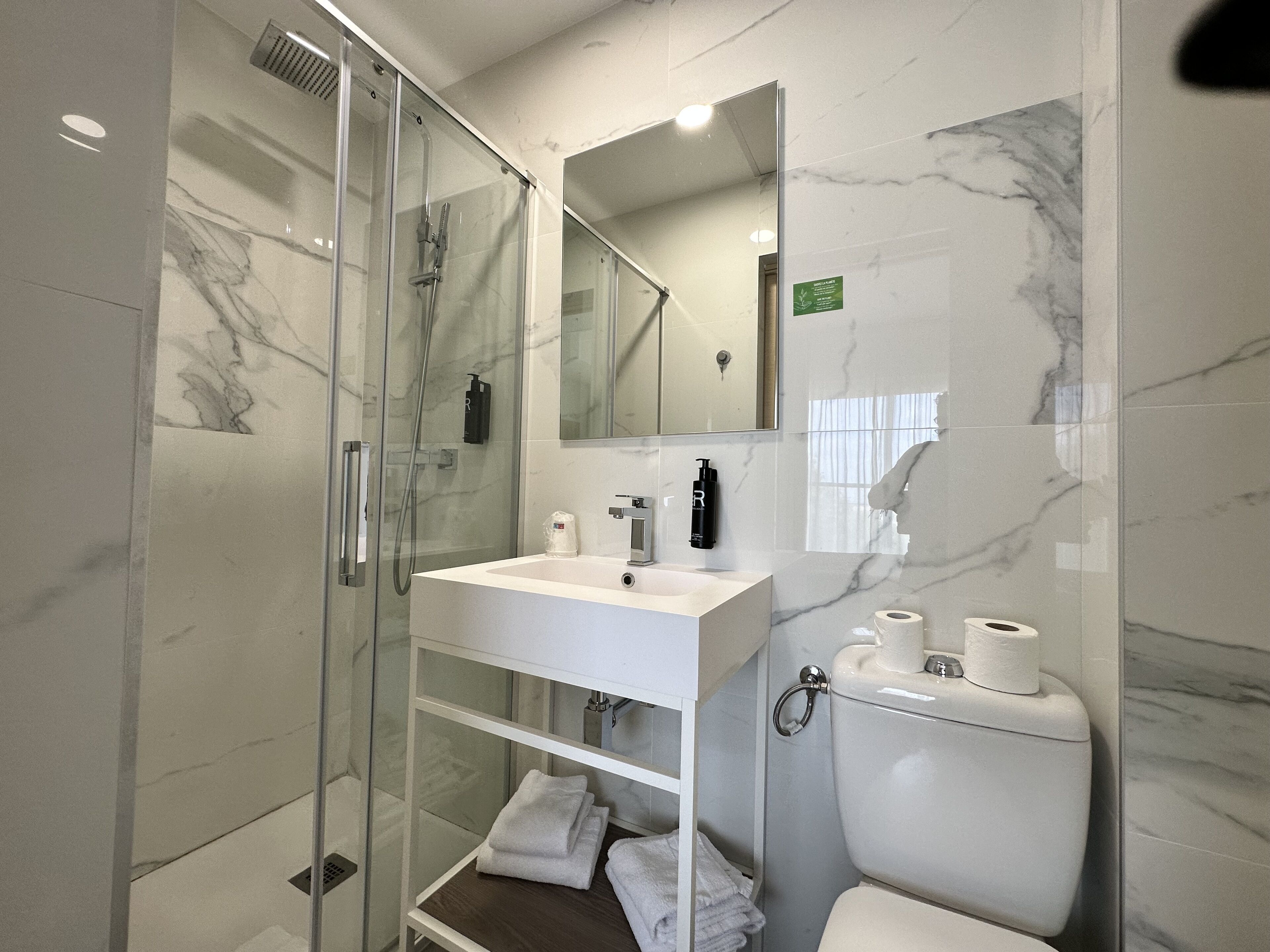 room s - balcon vue mer lit double - 13m² | bathroom | shower, free toiletries, towels