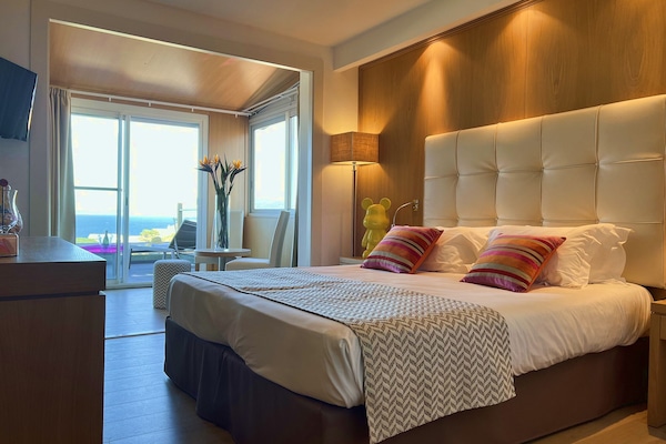 Muebles diferentes, escritorio y sistema de insonorización