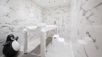 Sauna, poreallas, vartalohoitoja, vartalon kuorintoja, kasvohoitoja