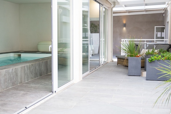 Piscine couverte, piscine extérieure, chaises longues