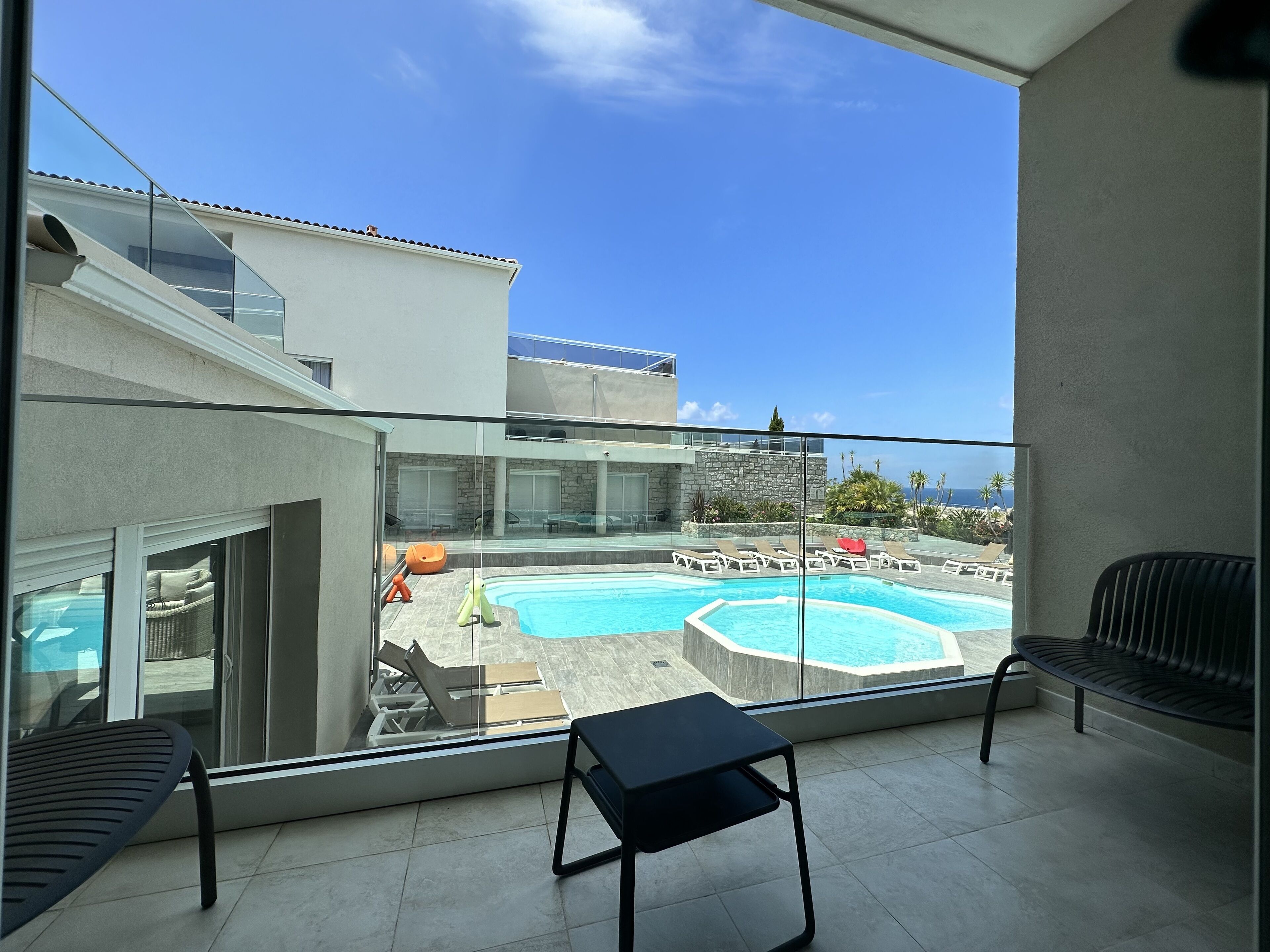 room xl - chambre triple balcon | terrace/patio