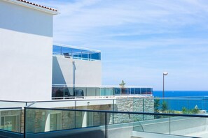 Room L - Terrasse Vue mer - 20m²- Lit Double / Lits Jumeaux | Terrace/patio - Hotel Revellata (Calvi)